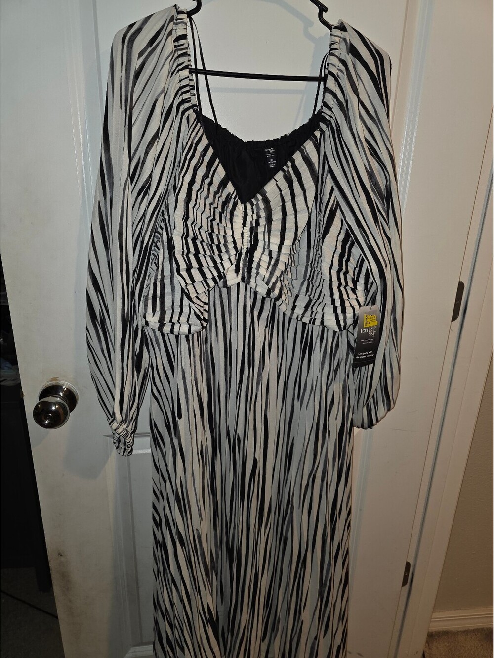 Abstract Stripe Maxi Dress Plus Size 2X Elastic Waist Sweetheart Statement Style